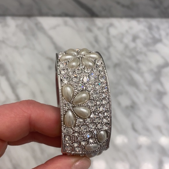 Cuff style silver/pearl bracelets NWOT - Picture 3 of 4